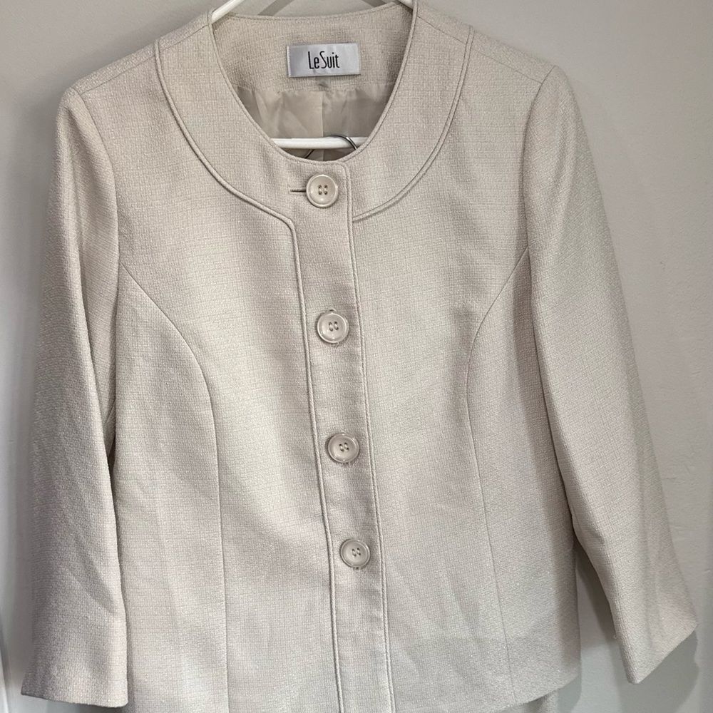 Le Suit Women's Elegant Cream Blazer and Skirt Set
